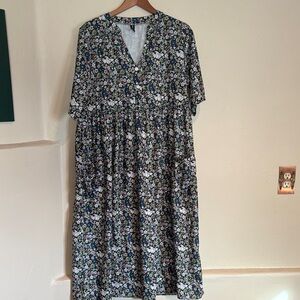 Chic Floral Midi Dress in Black